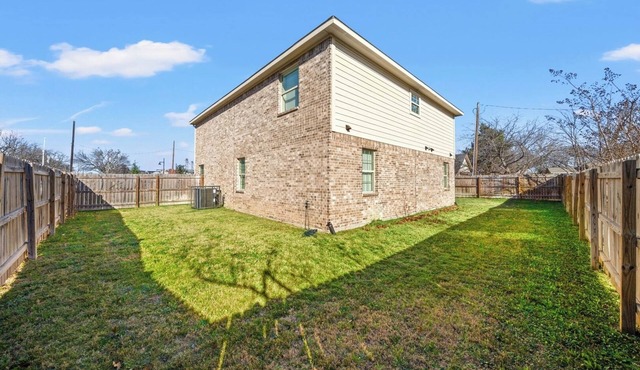 Downtown Access Fenced Yard Sleeps 10