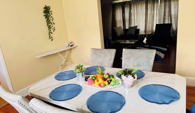 Downtown Access Huge Backyard Free Parking