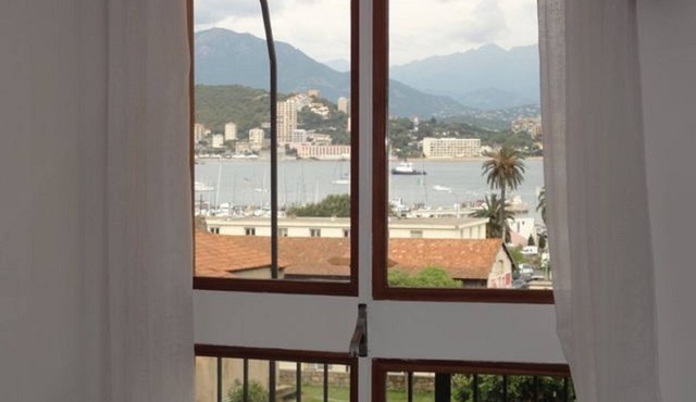 Downtown, Air-conditioned and Coquet-15 mn walk from the beaches