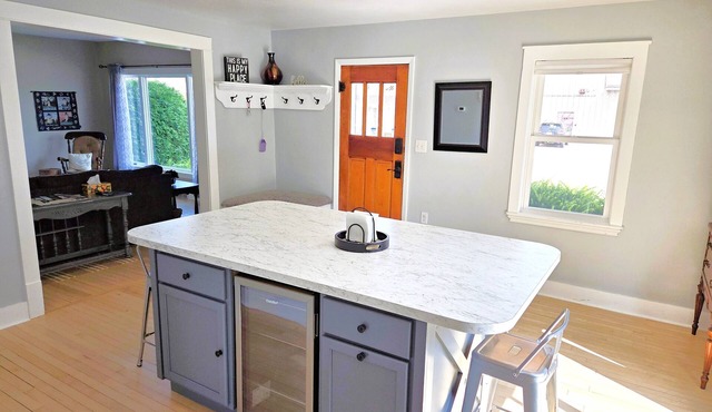 Downtown Algoma - Walk to Beach, Shops, Marina. Easy access to Door County!
