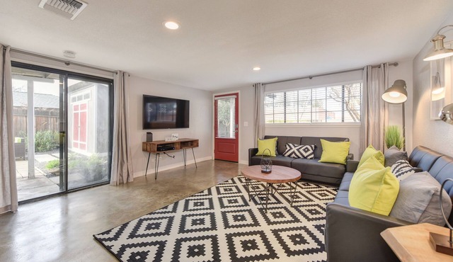 Downtown ALHAMBRA HOUSE Walk to ALL J Street & Midtown Back Yard Grill Parking