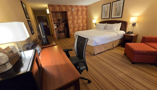 Downtown Altoona Retreat w/Easy Convention Access, Museums & Art Attractions