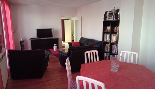 Downtown and quiet. Small 5-unit condominium. 12 km from St-Etienne.