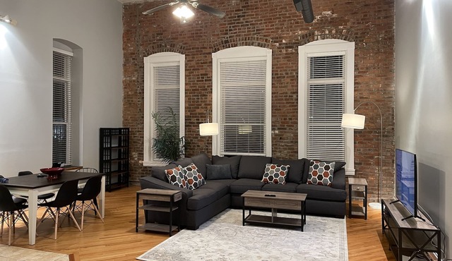 Downtown Apartment-2 Story walk up