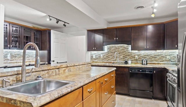 Downtown Apartment 4 in Historic Mansion | Ping-Pong & Parking