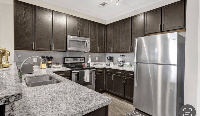 Downtown apartment with free gate parking