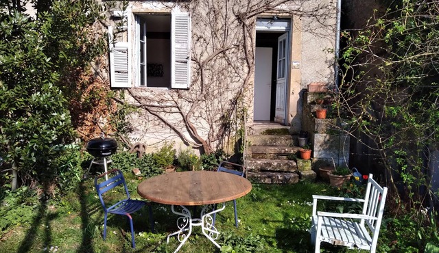 Downtown apartment with garden