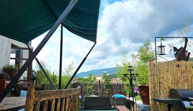 Downtown apartment with view and Jacuzzi! Ideal for couples or small families