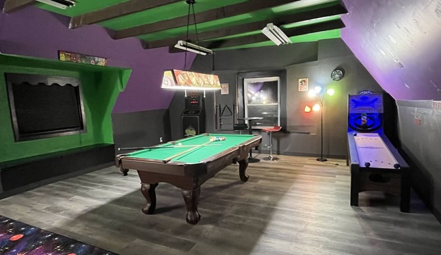 Downtown Apartment With Game Room! Walking Distance to Bars/Restaurants