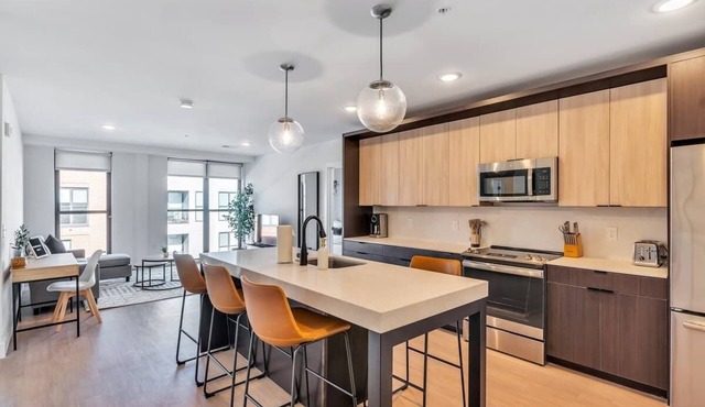 Downtown Apt Steps from Dining-Pool