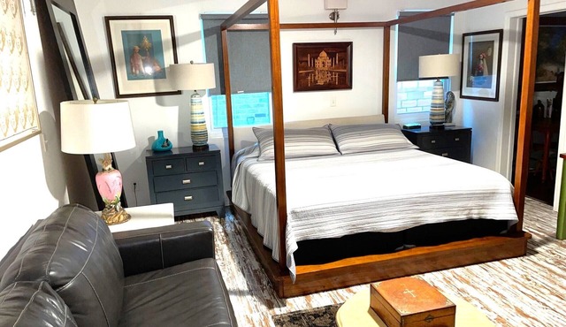 DOWNTOWN ART & ECLECTIC C