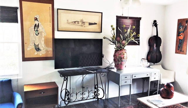 Downtown Art & Eclectic "D" 2br