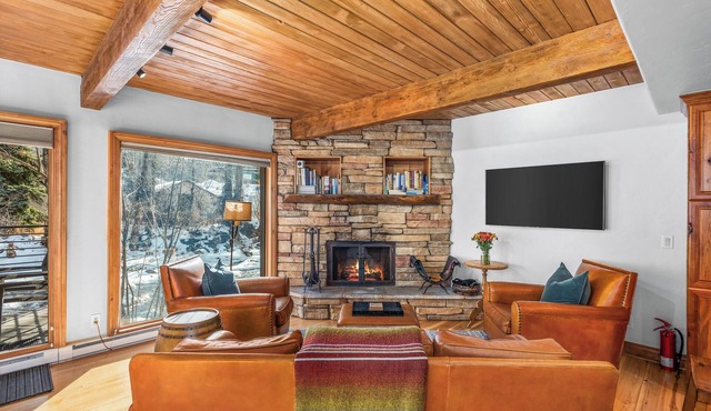 Downtown Aspen Riverfront 3BR Luxury Duplex, Pool, Hot Tub, Gym, Walk to Gondola