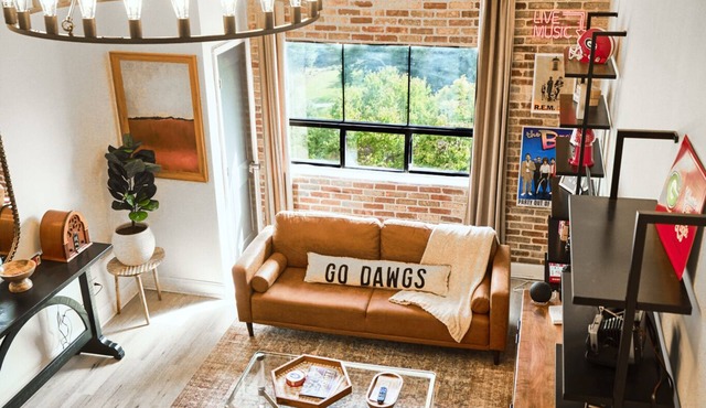 Downtown Athens Condo, Sanford Stadium Views, 12 Min Walk to Games