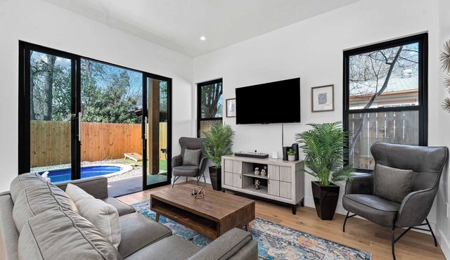 Downtown ATX - Unit A | Modern Home | Pool