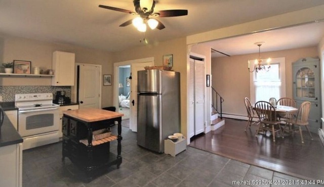 Downtown Auburn Oasis Huge Fenced in Backyard screened in porch