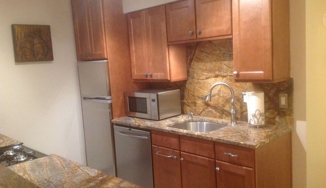 DOWNTOWN Austin condo, 6th St. A few blocks to Congress. Great SXSW location!