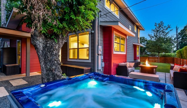 Downtown Austin Luxury House with Hot Tub + Golf Green + Fire Pit +Patio Misters