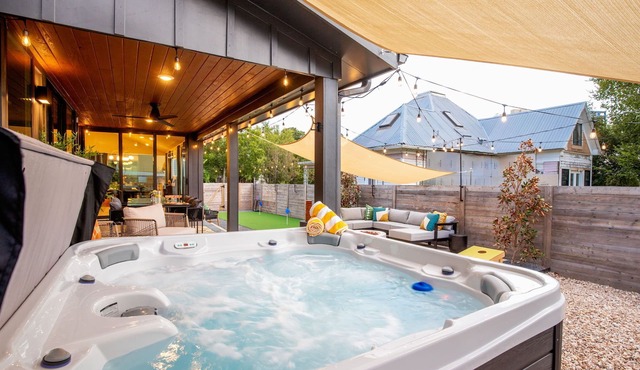 Downtown Austin Luxury Stay ★ Hot Tub Fire Pit Minigolf