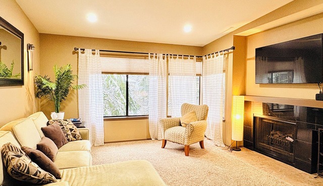 Downtown Bellevue 2BR Condo Free Reserved Parking