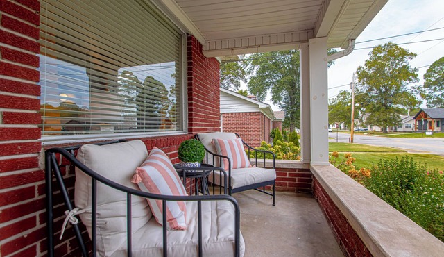 Downtown Benton Bungalow: walk to dining + shops, one minute to interstate.