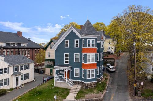 Downtown Beverly Minutes to Salem+Train w/Parking