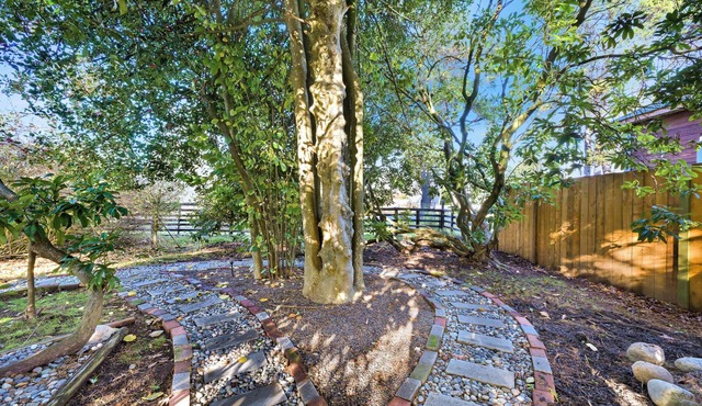 DOWNTOWN BLAINE Charming Studio Cottage/1/3rd Acre/1 Block to Water