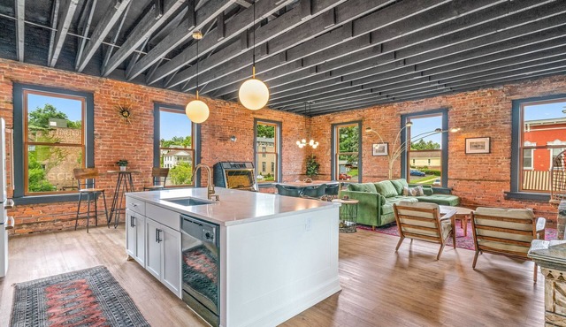 Downtown Brick Loft Above The Exchange Coffee Co