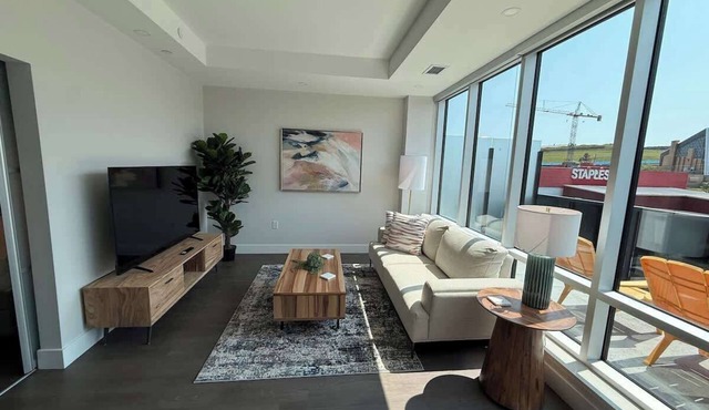 Downtown, Bright & Vibrant 1 BR with huge patio