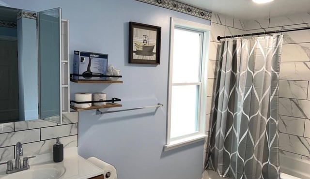 Downtown Buffalo Entire 6 Bedrooms house with AC, WiFi , and Private Parking
