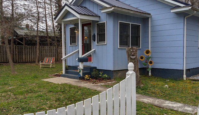 Downtown Bungalow! Dog Friendly - WIFI!
