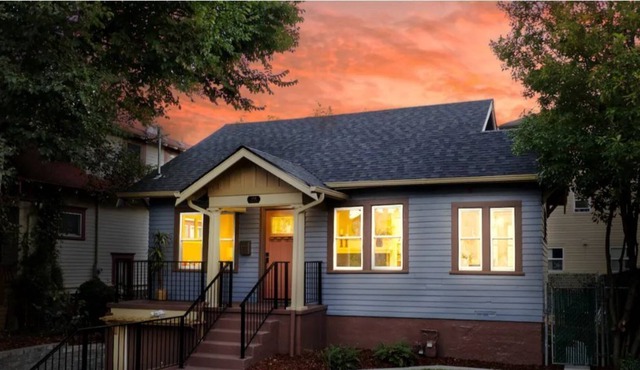 Downtown Bungalow Getaway, Ideal for Long Stays!