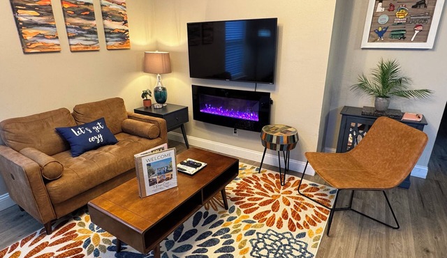 Downtown bungalow, pet friendly, fenced yrd, walk to restaurants, parades & bay!