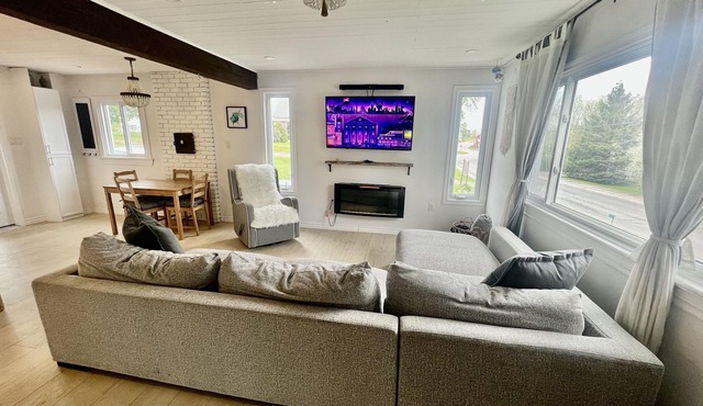 Downtown Calabogie vacation getaway. Walking distance to so much ! w/Hottub