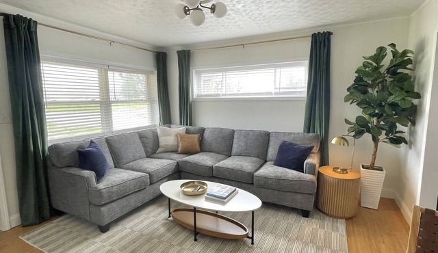 Downtown Carbondale. Cozy and Cheery Abode - NEW-