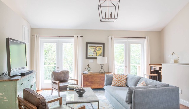 Downtown Carriage House | 1 BR Loft close to the historic downtown mall