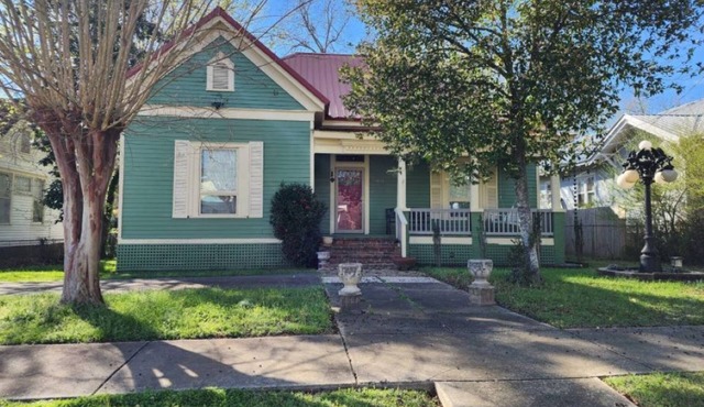 "Downtown Centre" Intown convenient location is nearby many local activities.