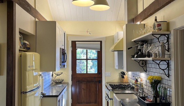 Downtown charming, 2 BR 2 BA Flat, 1 Block from Ocean Ave, Carmel-by-the-Sea, CA