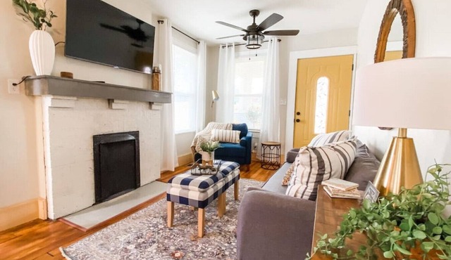 Downtown Charm - 2BR, Great Location!