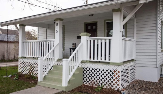 Downtown charmer, blocks from park, river & downtown, pet friendly