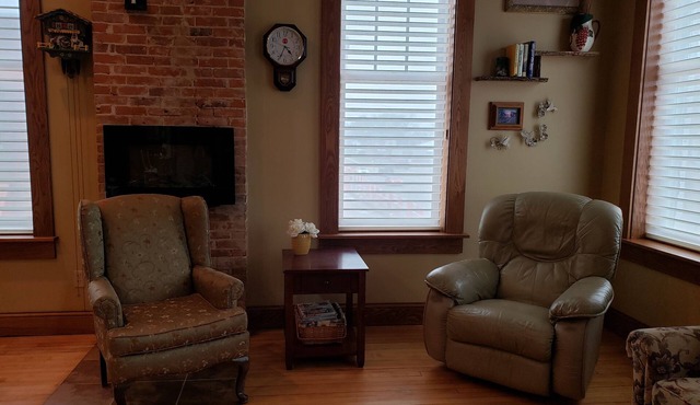 Downtown Chatfield-Lovely 2nd Fl Loft (2 Bdrm/1 bath) w/Private Deck & Hot Tub