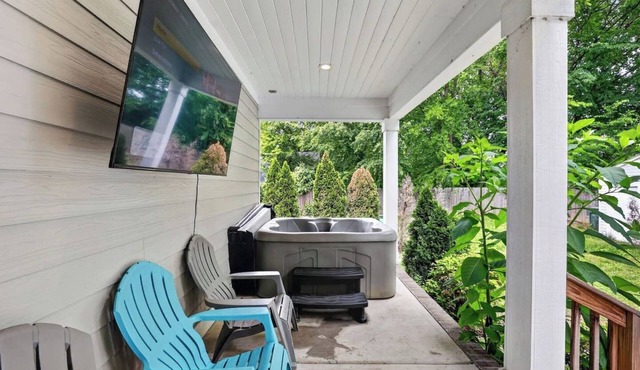 Downtown Chattanooga Retreat | Hot Tub + Pool Table | Sleeps 10 | Pet-Friendly
