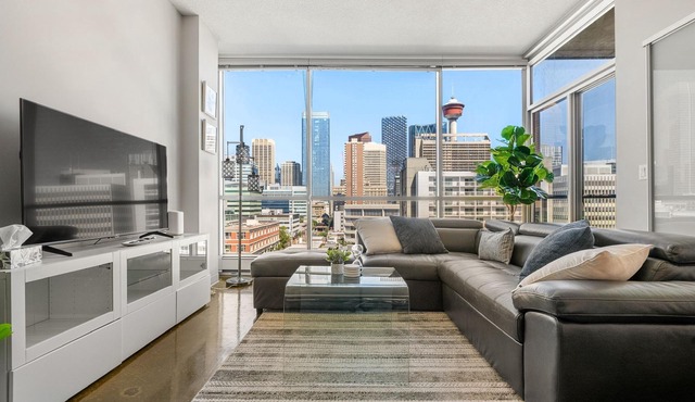 Downtown Chic Retreat | Elegant + Free Parking