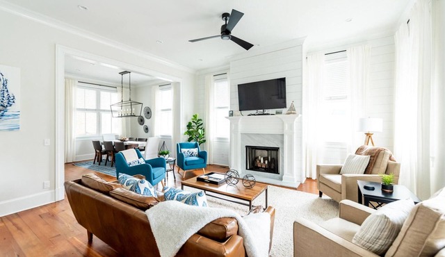 Downtown Chic w/Private Parking 1 Block From Broughton St. by Lucky Savannah