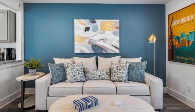Downtown City Views- King Bed -Free parking