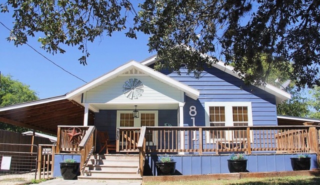 Downtown Classic Country Cottage