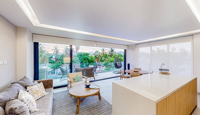 Downtown condo with great views, shared pool, hot tub, & grill