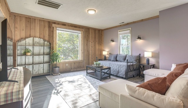 Downtown Condo ~ 23 Mi to Hocking Hills State Park