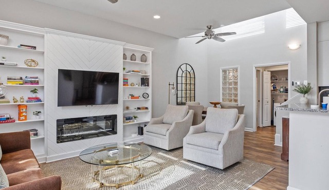Downtown Condo - 2BR, 2BA, Walk to Everything!