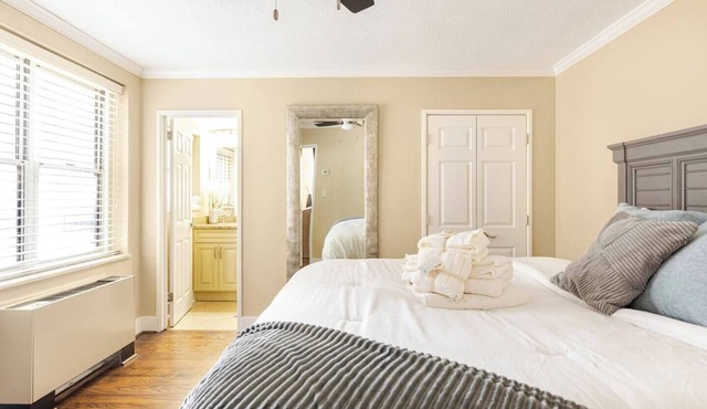 Downtown Condo Near Georgia Aquarium w/Free Parking